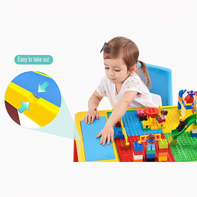 Actividad plástica que juega la tabla del bloque de creación Mesa y silla plásticas de los niños